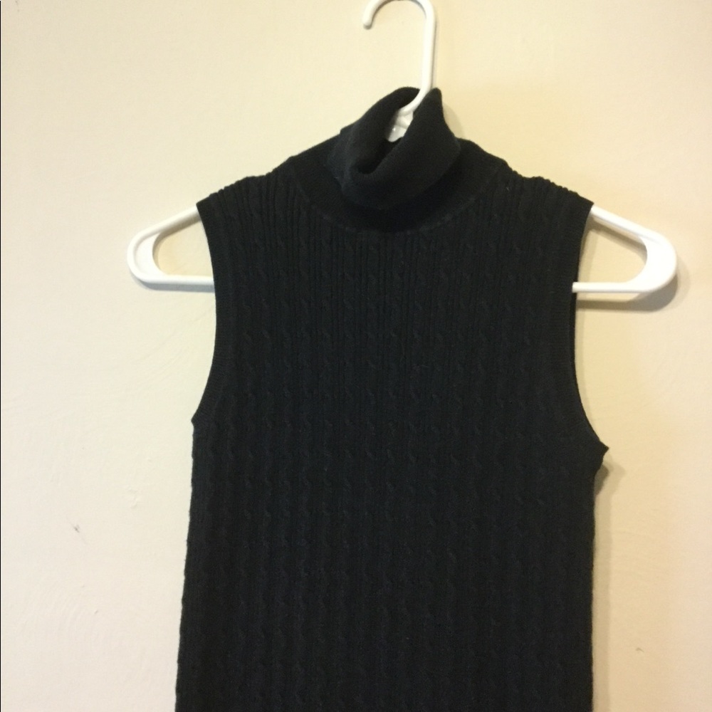 Gap Sleeveless turtle neck, sz. M ..